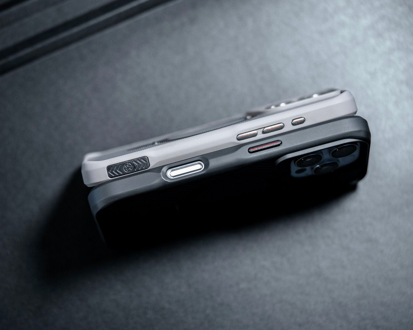 ZEERA MagDefender Pro: Premium MagSafe Kickstand Case with Carbon Fiber Texture